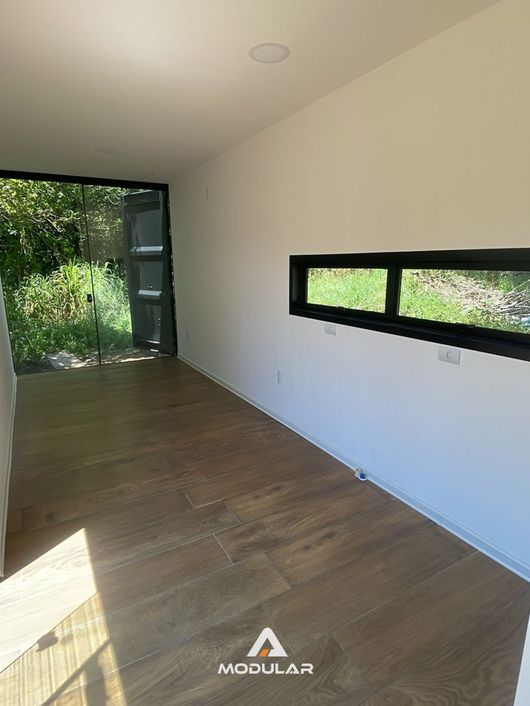 Interior de Casa Container com Piso de Madeira - Modular Construção | Container Marítimo Gravataí RS