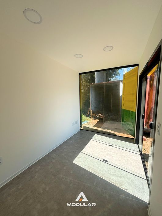 Sala em Container com Vista para o Jardim - Modular Construção | Container Marítimo Gravataí RS